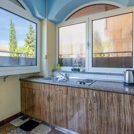 Apartment In With Kitchen *