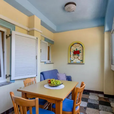 Apartment In With Kitchen *
